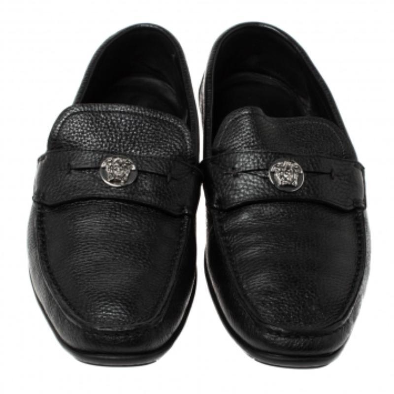 Versace Schwarz Leder Medusa Detail Slip On Loafers Größe 42 im Angebot 2