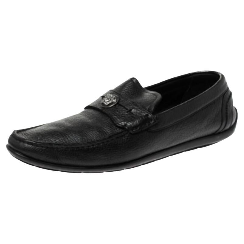 Versace Schwarz Leder Medusa Detail Slip On Loafers Größe 42 im Angebot