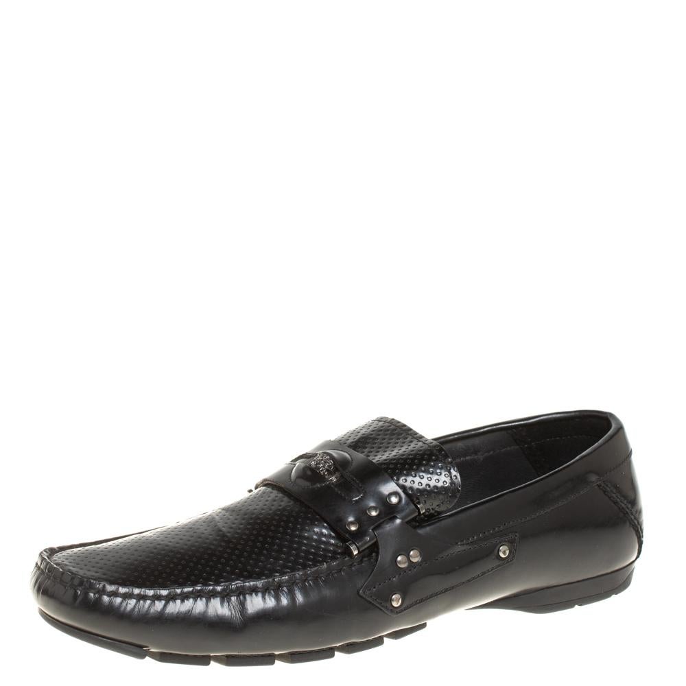 Precise stitching, use of quality leather, and a comfortable shape result in this pair of loafers. They are by Versace, and this is evidently displayed with the Medusa motif detailing on the uppers. The black loafers are finished with silver-tone