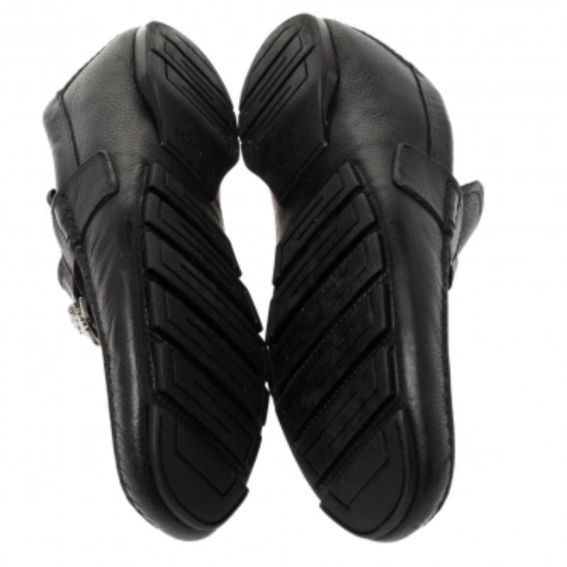 Versace Schwarz Leder Medusa Detail Slip On Loafers Größe 43 im Zustand „Relativ gut“ im Angebot in Dubai, Al Qouz 2