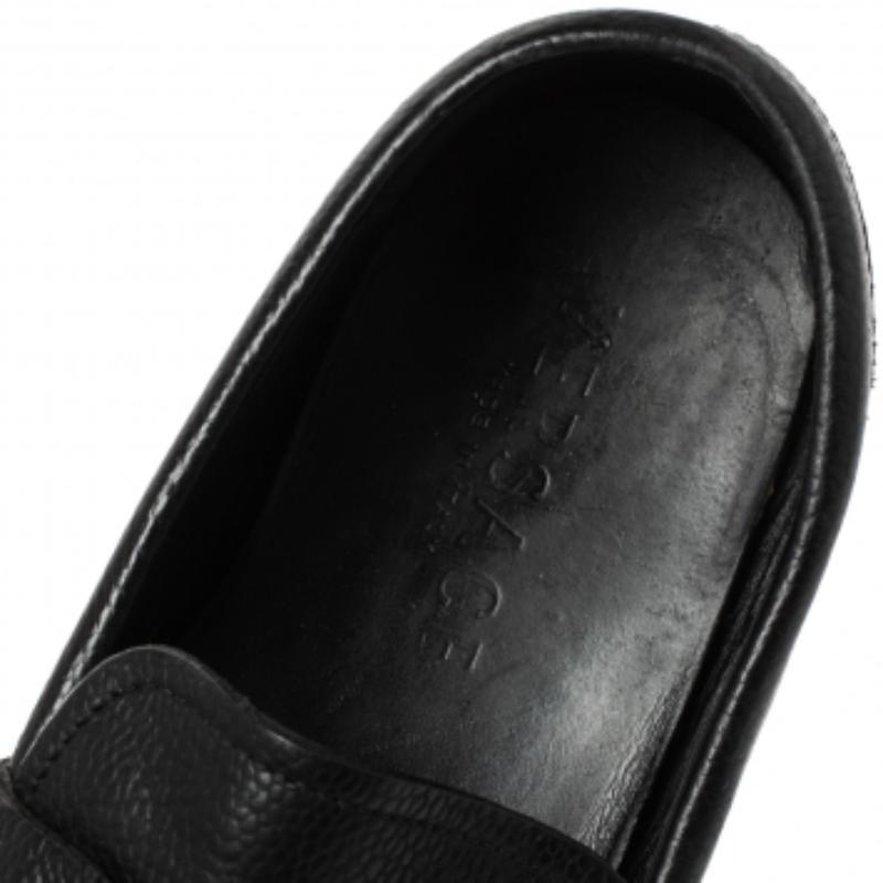 Versace Schwarz Leder Medusa Detail Slip On Loafers Größe 43 Herren im Angebot