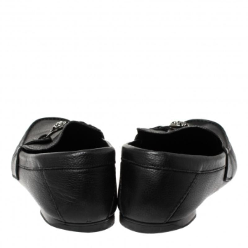 Versace Schwarz Leder Medusa Detail Slip On Loafers Größe 43 im Angebot 1