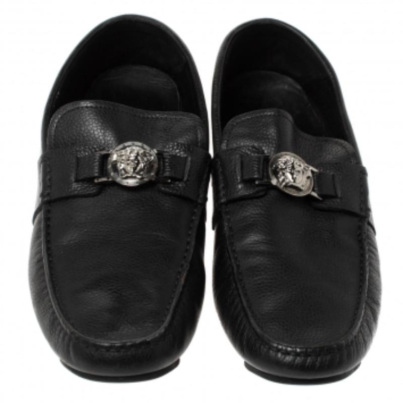 Versace Schwarz Leder Medusa Detail Slip On Loafers Größe 43 im Angebot 2