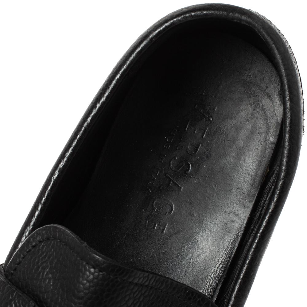 Versace - Mocassins en cuir noir avec détails en forme de Méduse, taille 43 en vente 1