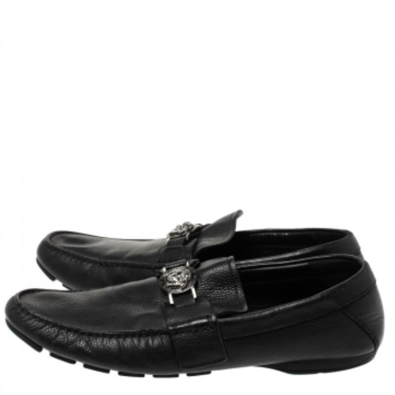 Versace Schwarz Leder Medusa Detail Slip On Loafers Größe 43 im Angebot 3