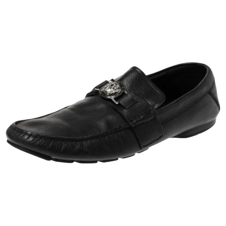 Versace Schwarz Leder Medusa Detail Slip On Loafers Größe 43 im Angebot