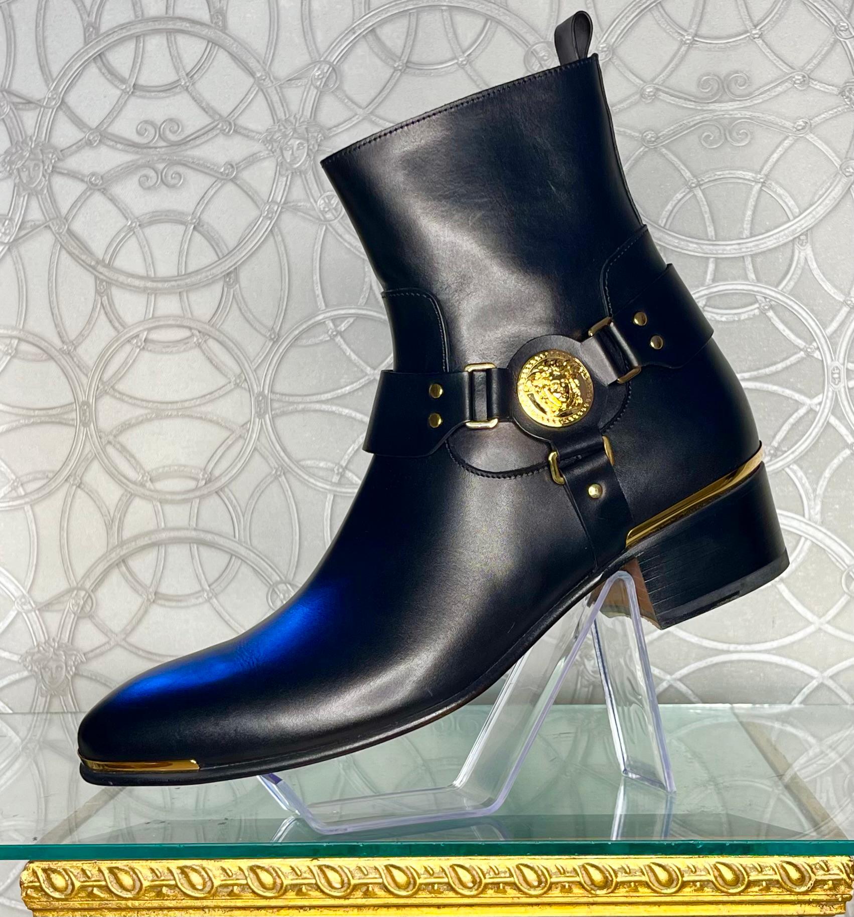 VERSACE 

Versace's boots encapsulate the house 's masculine style and embrace the current trend. 
Crafted from smooth leather. 
Finished with gold-tone Medusa plaque
Gold-tone details on the toe and heel

Leather lining
Leather sole 

Italy
Italian