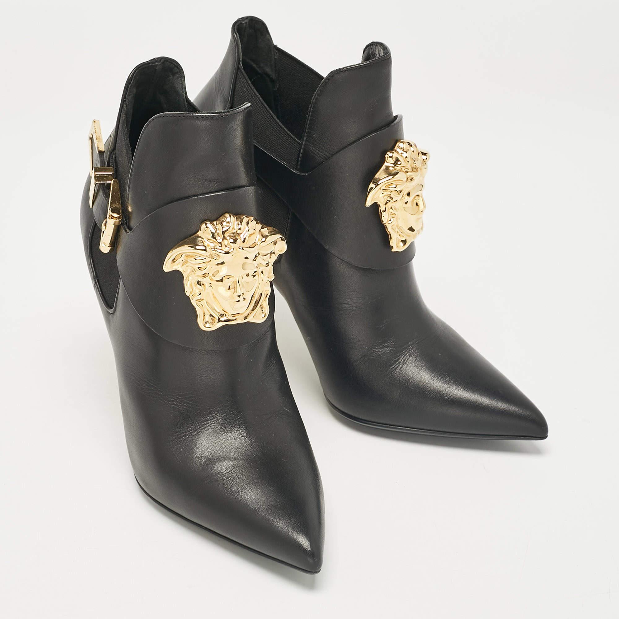 Versace - Stivaletto con testa di Medusa in pelle nera - Taglia 35 In condizioni buone in vendita a Dubai, Al Qouz 2