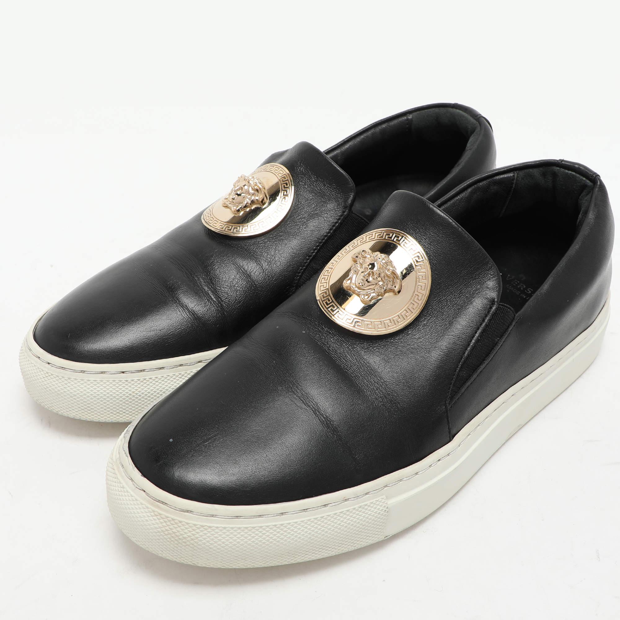 Donnez à votre tenue une touche chic avec cette paire de baskets de marque. La création est cousue à la perfection pour vous permettre de les porter pendant longtemps.