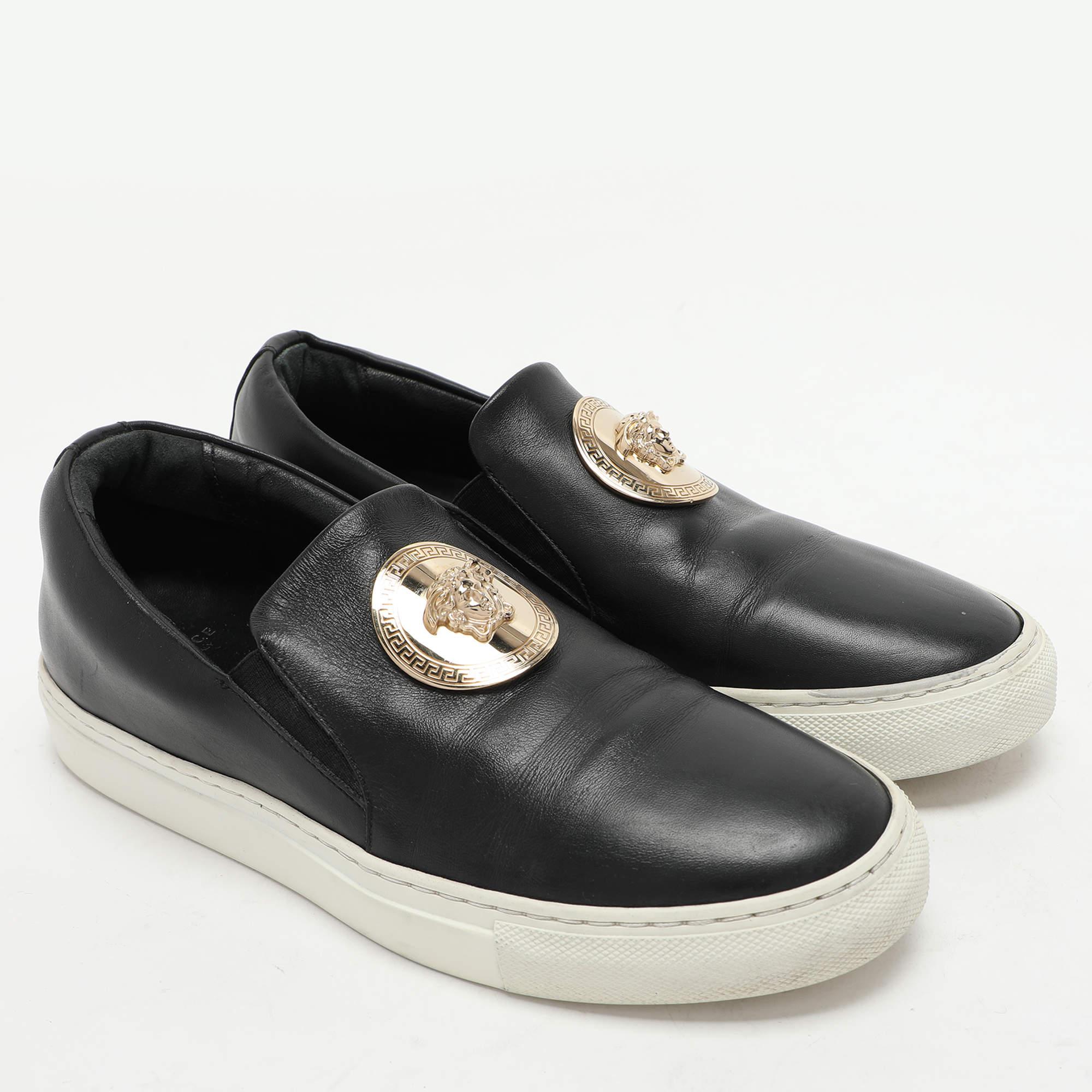 Versace - Medusa en cuir noir - Baskets à enfiler - Taille 37 Bon état - En vente à Dubai, Al Qouz 2
