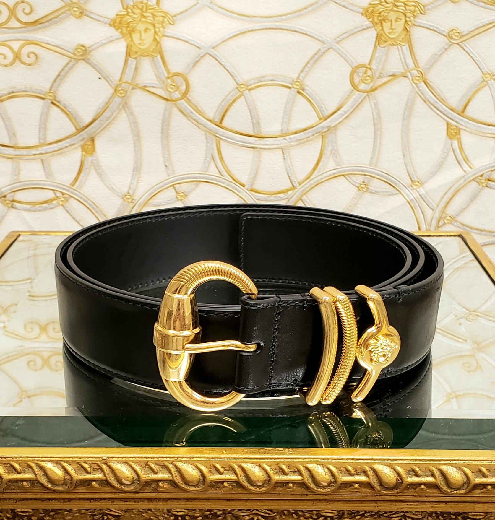 VERSACE

Men's black leather belt 
Gold-plated Buckle w/ Medusa

Made in Italy
   Size 115 / 46 
51
