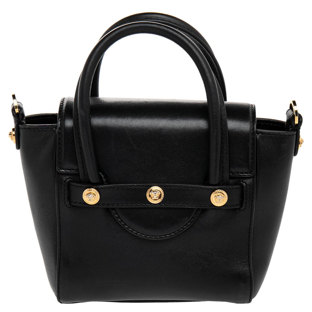 Diese Versace Ledertasche hat ein verführerisches Design. Die wunderschön gearbeitete Tasche verfügt über ein äußerst strapazierfähiges Äußeres mit dem Medusa-Motiv auf der Vorderseite, ein Innenleben aus Stoff, zwei Griffe und einen Schulterriemen.