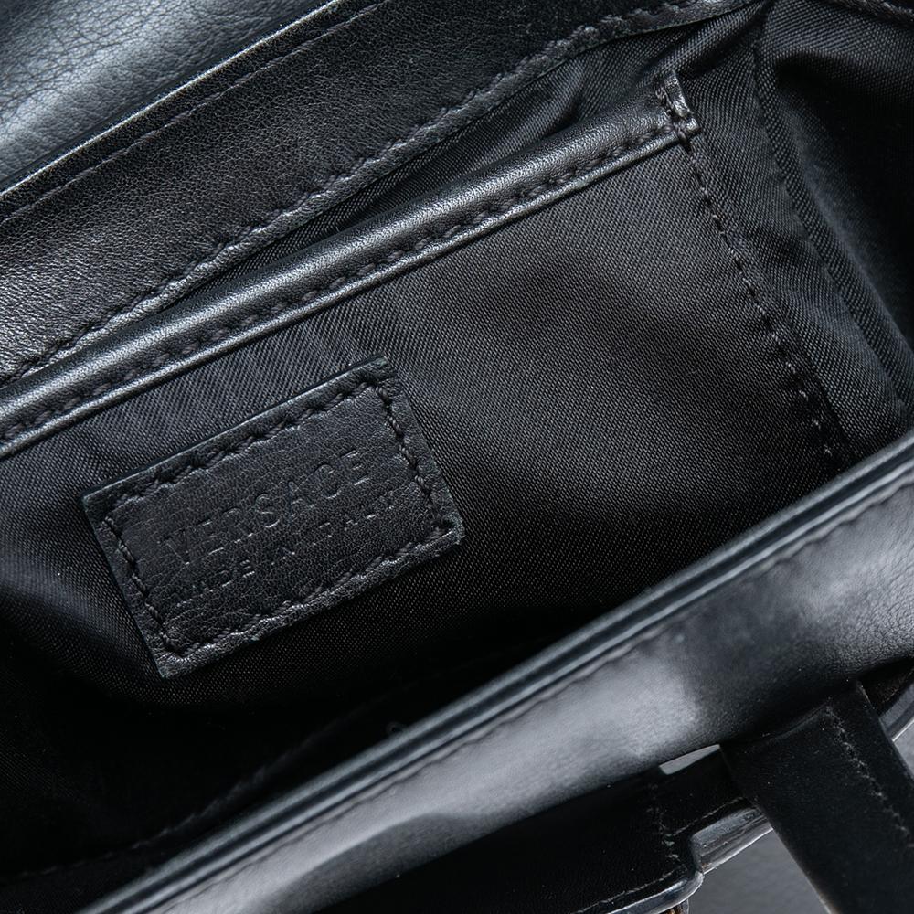 Schwarze Leder-Mini-Signatur-Tasche von Versace 4