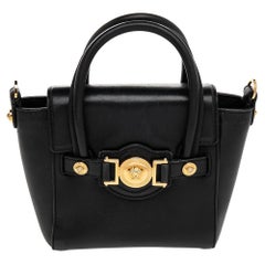 Schwarze Leder-Mini-Signatur-Tasche von Versace