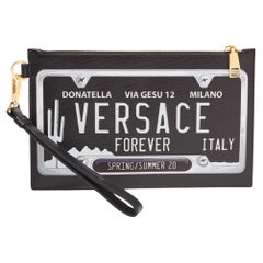 Pochette-bracelet en cuir noir de Versace avec plaque d'immatriculation