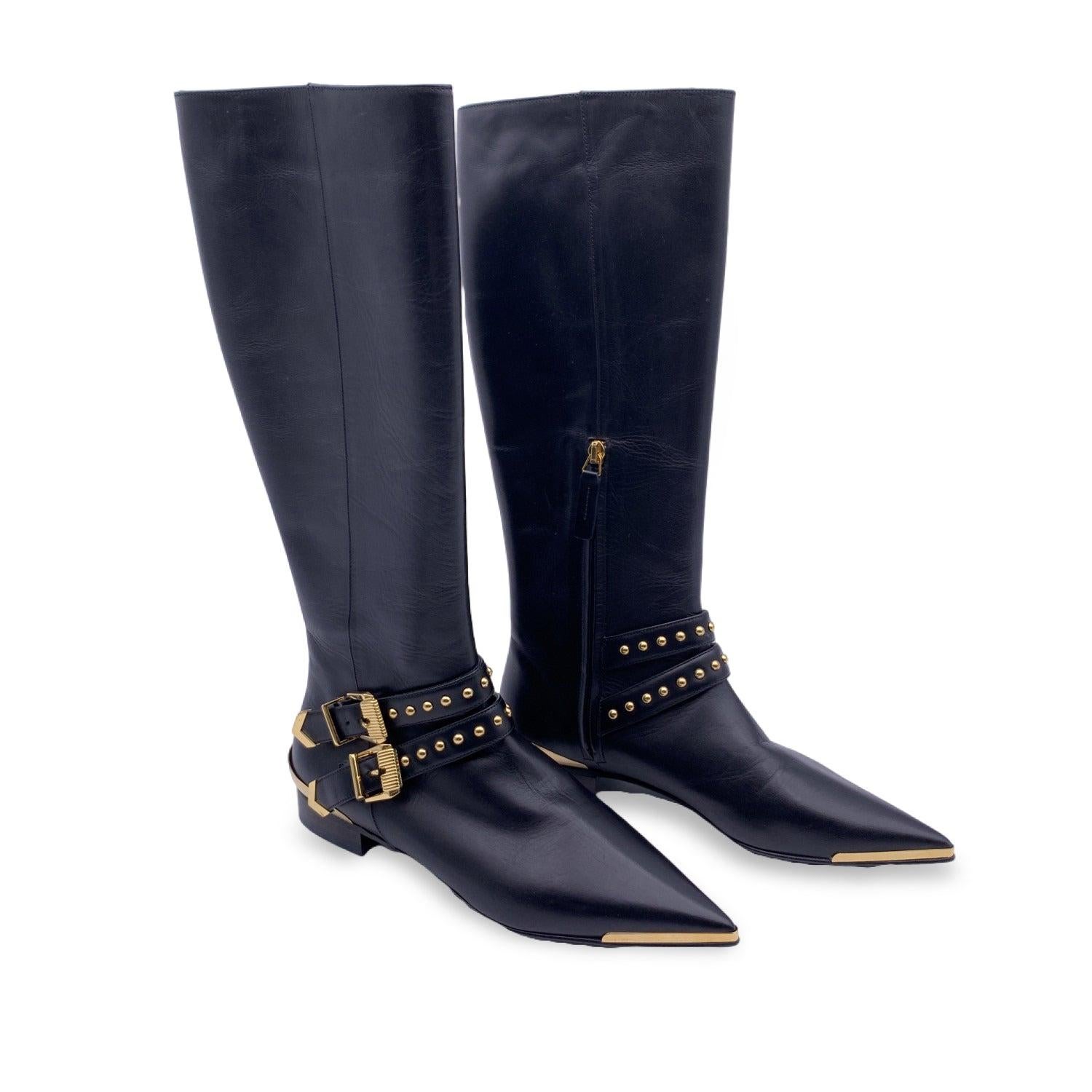 Noir Versace - Bottes d'équitation en cuir noir avec boucles en métal doré - Taille 36 en vente
