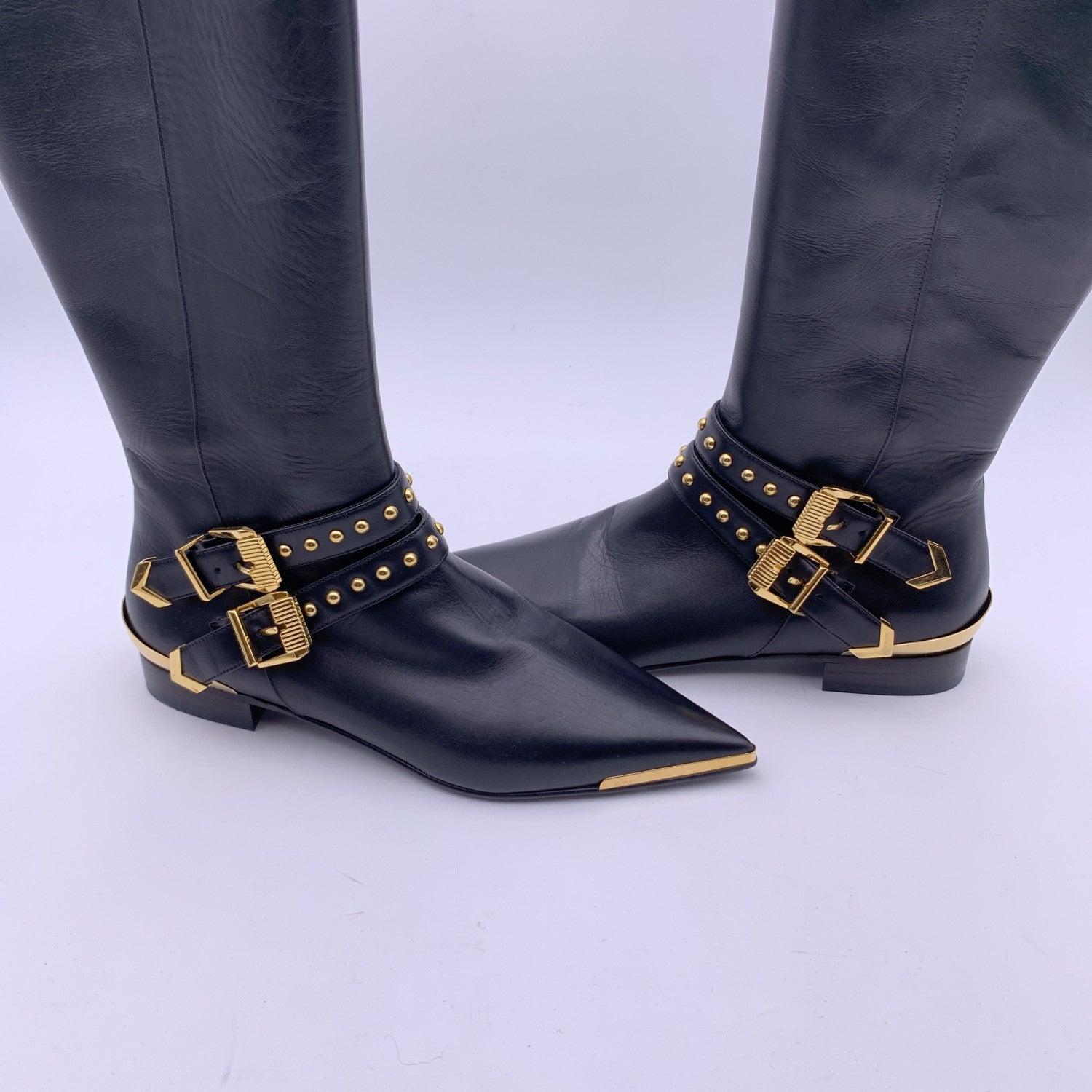 Versace - Bottes d'équitation en cuir noir avec boucles en métal doré - Taille 36 Pour femmes en vente