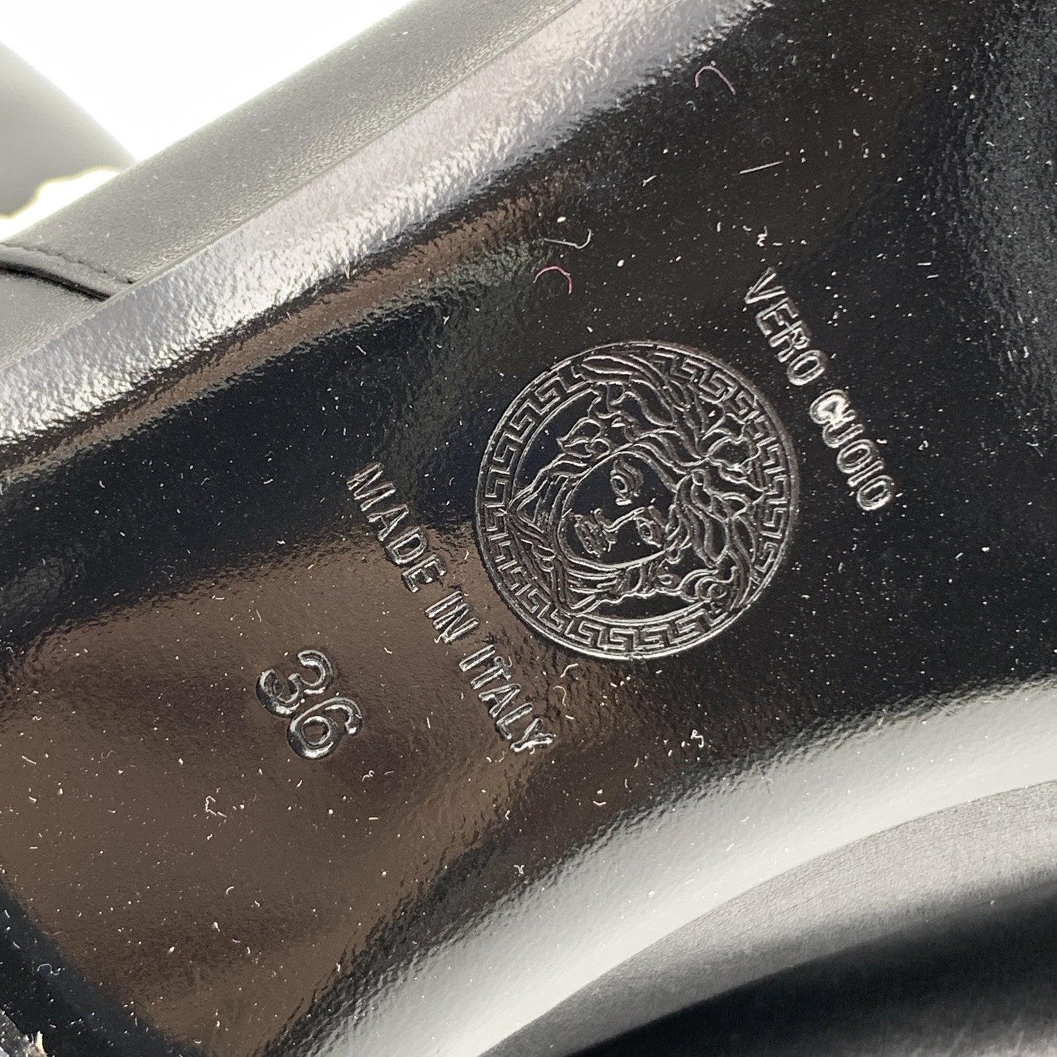 Versace - Bottes d'équitation en cuir noir avec boucles en métal doré - Taille 36 en vente 2
