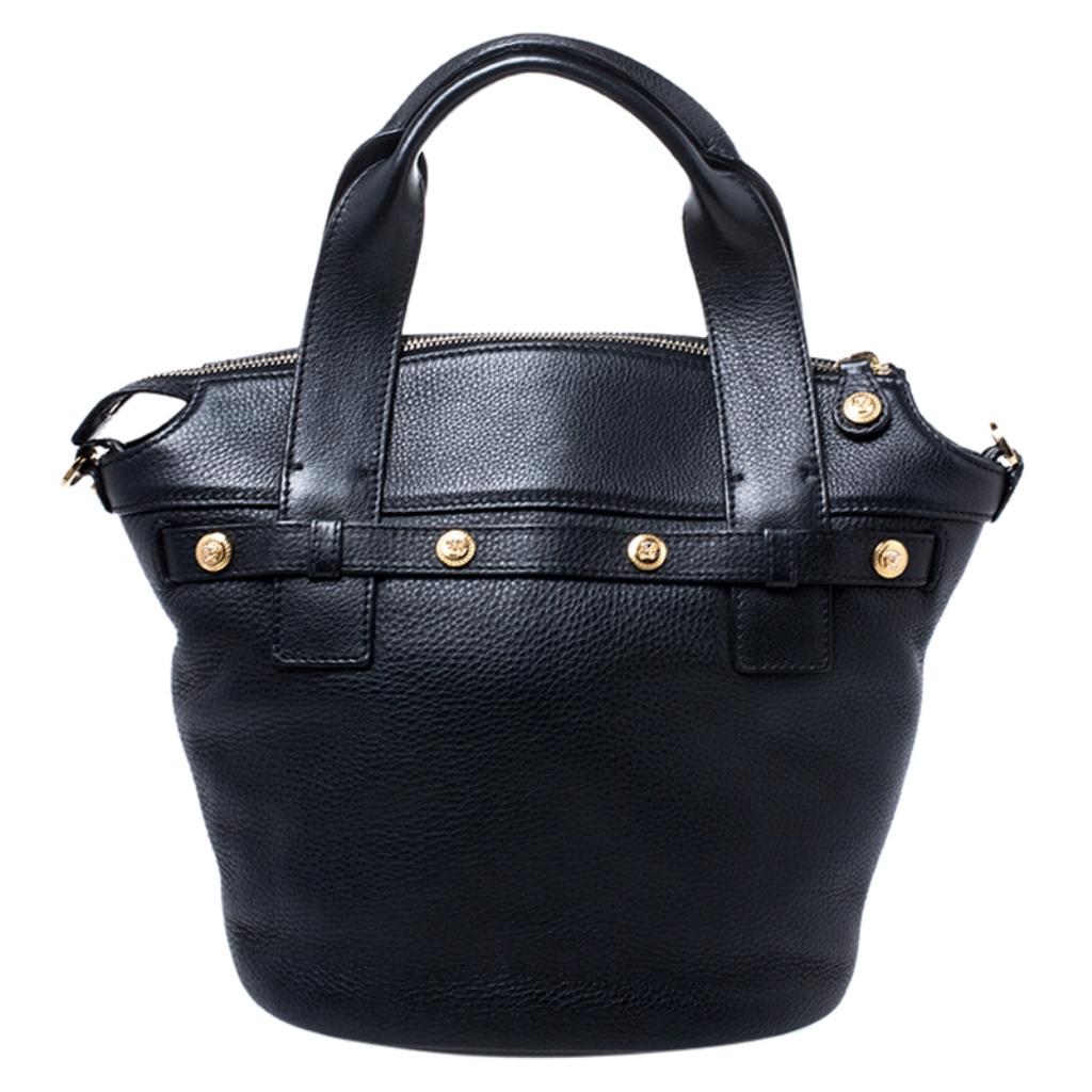 This Versace creation speaks of the brand's distinct aesthetic and penchant for delivers quality. Made from leather, this black shoulder bag has been crafted in Italy. It exudes sophistication with its classic silhouette. The bag is held by dual top