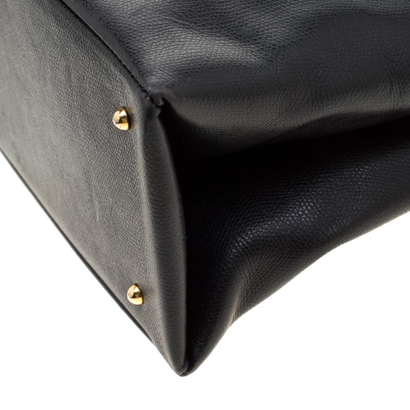 Versace Black Leather Shoulder Bag In Good Condition In Dubai, Al Qouz 2