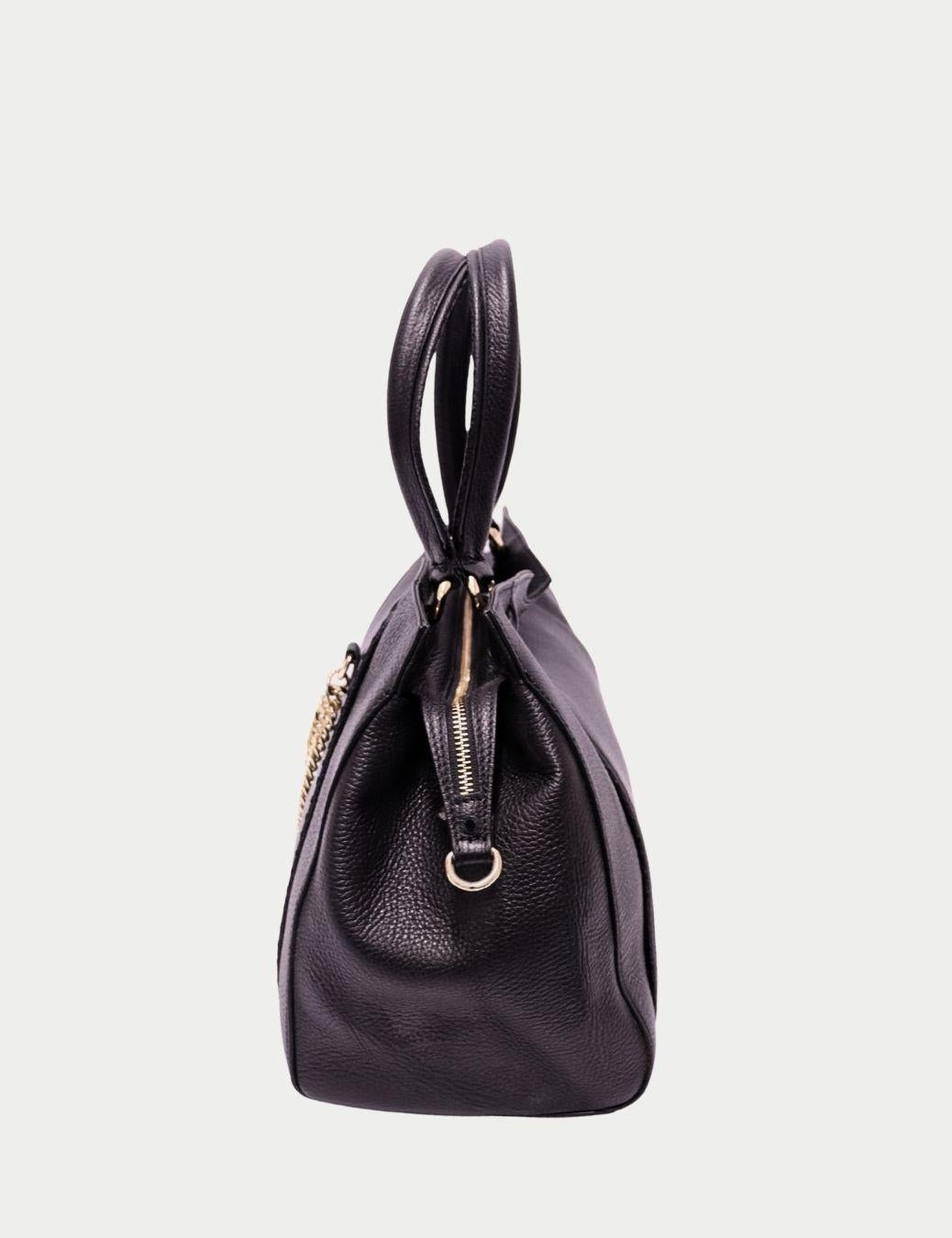 Borsa a tracolla in pelle nera di Versace con dettaglio a catena d'oro

Fai una dichiarazione audace con questa borsa a tracolla Versace in pelle nera, realizzata in pelle di prima qualità e impreziosita dalla catena dorata e dalla Medusa. La