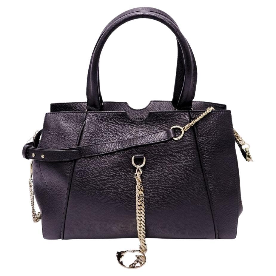 Borsa a tracolla in pelle nera di Versace con dettaglio a catena d'oro in vendita