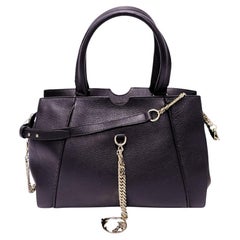 Borsa a tracolla in pelle nera di Versace con dettaglio a catena d'oro Borsa a tracolla in pelle nera di Versace con dettaglio a catena d'oro