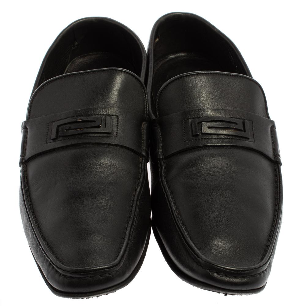 Precise stitching, use of quality leather, and a calculated set of shape led to the final result of this pair of black leather loafers. Designed by Versace, the loafers are wrapped in comfort and style.

