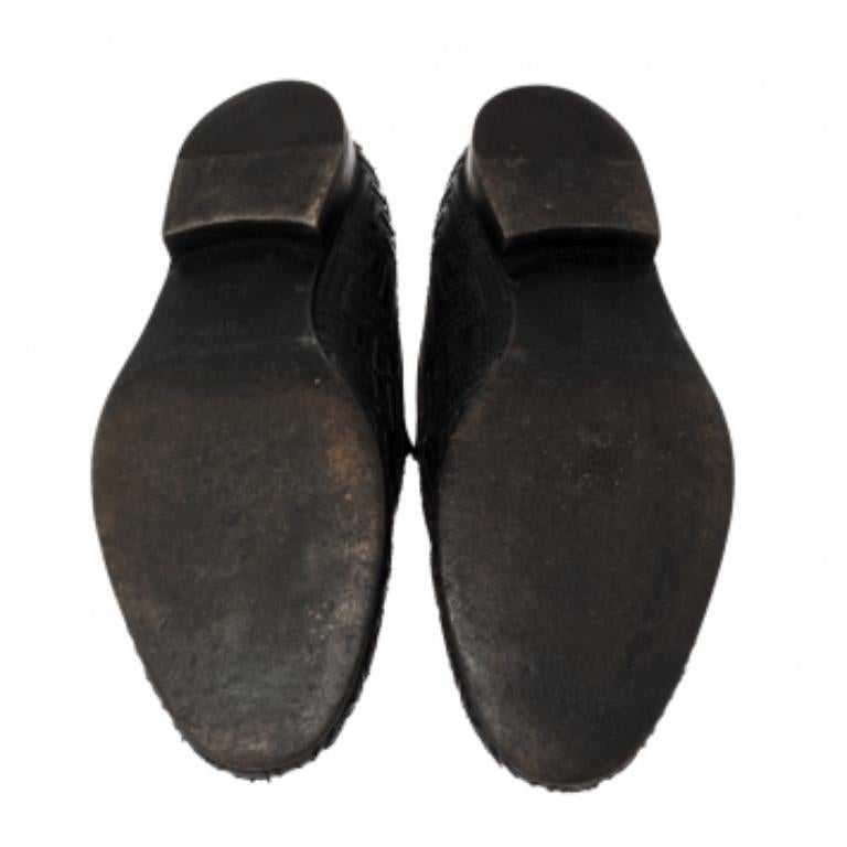 These smoking slippers from the house of Versace are an appealing design. Crafted from quilted leather, the loafers feature round toes and durable insoles for lasting wear. They are finished with low heels for added ease.