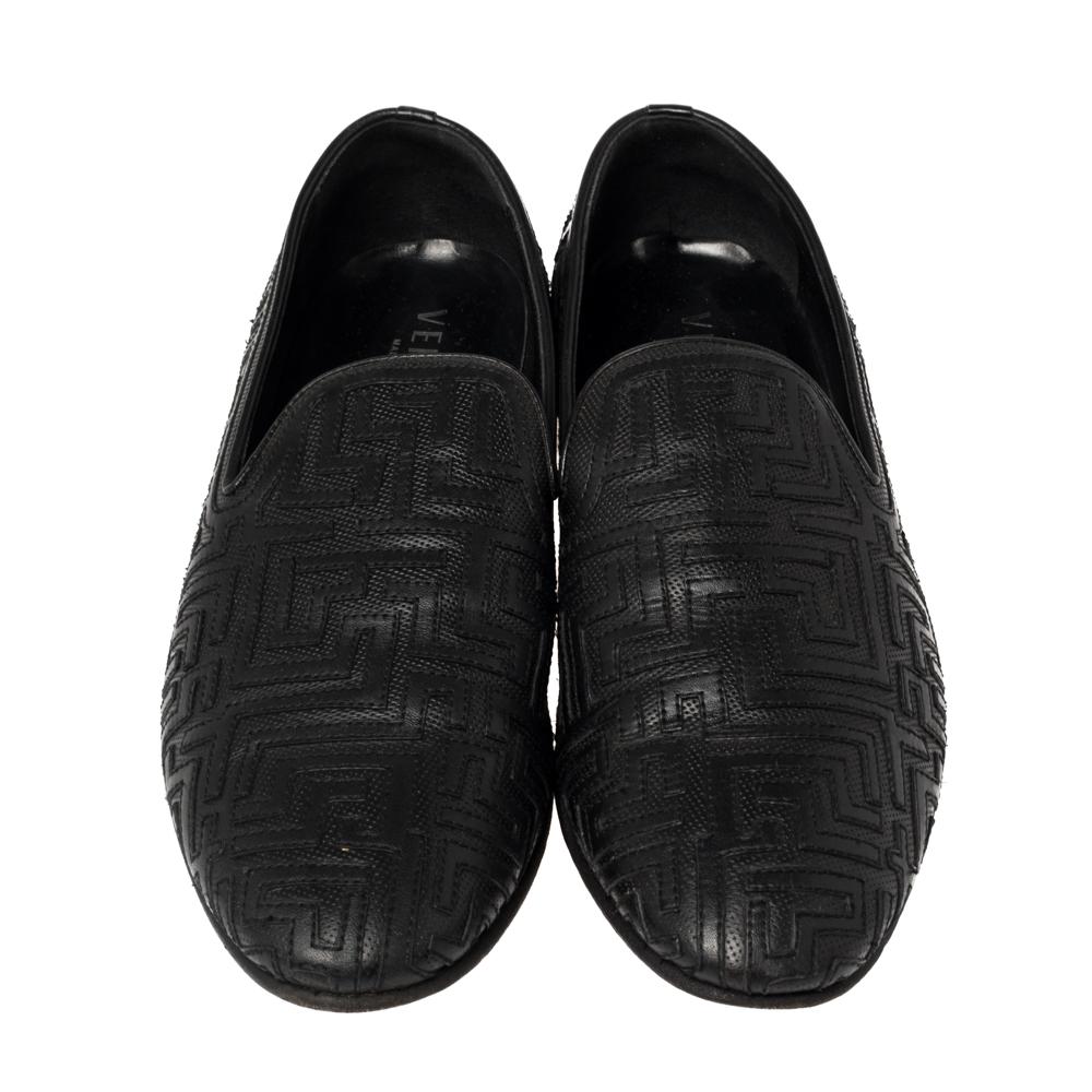 Ces pantoufles de smoking de la maison Versace sont d'un design attrayant. Confectionnés en cuir matelassé, ces mocassins sont dotés de bouts ronds et de semelles intérieures durables. Elles sont terminées par des talons bas pour plus d'aisance.

