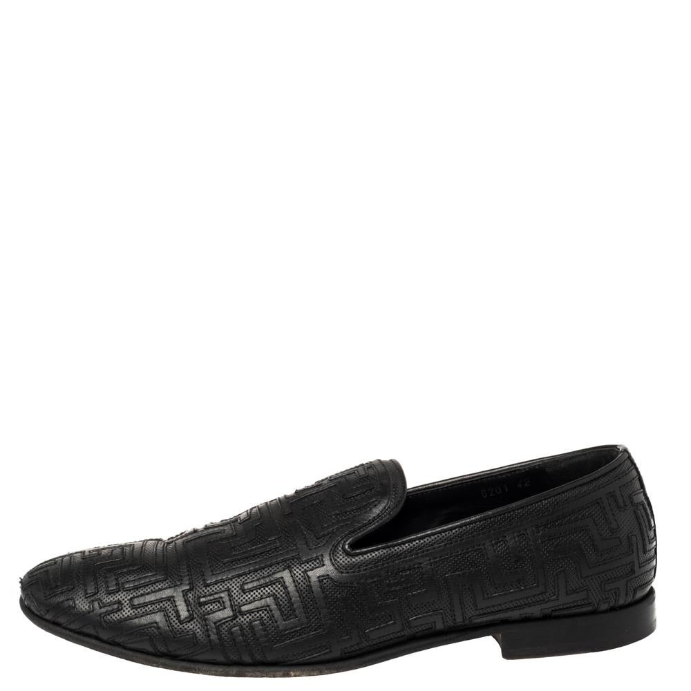 Versace Black Leather Smoking Slippers Size 42 In Good Condition For Sale In Dubai, Al Qouz 2