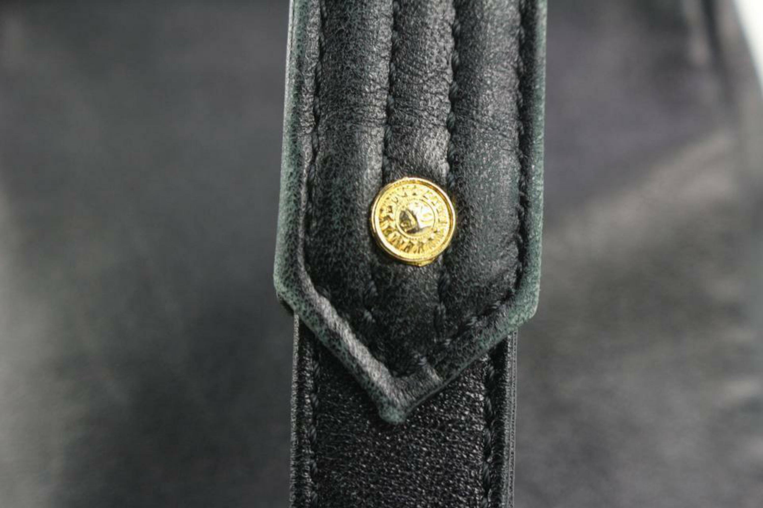 Versace Sac en cuir noir clouté Medusa 1V123a Bon état - En vente à Dix hills, NY