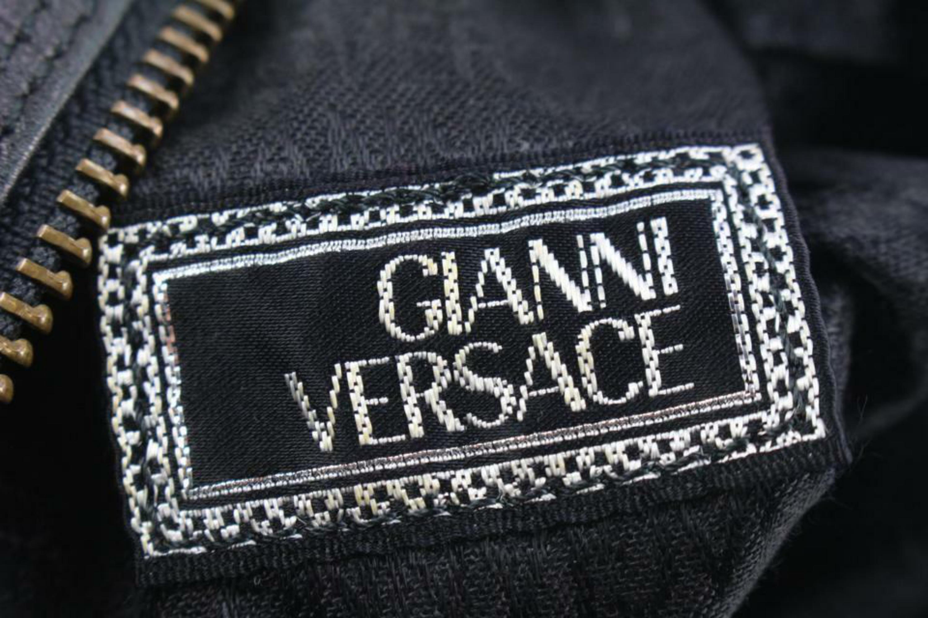 Versace Sac en cuir noir clouté Medusa 1V123a en vente 2