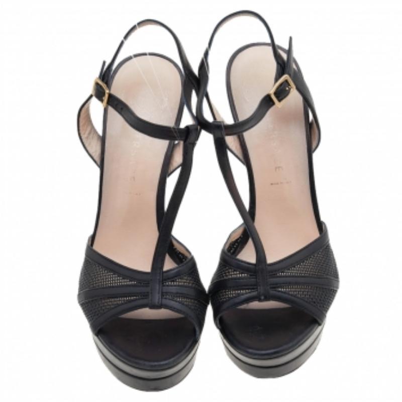 Sandalias de plataforma con tira en T de piel negra Versace talla 37 en Bueno estado para la venta en Dubai, Al Qouz 2