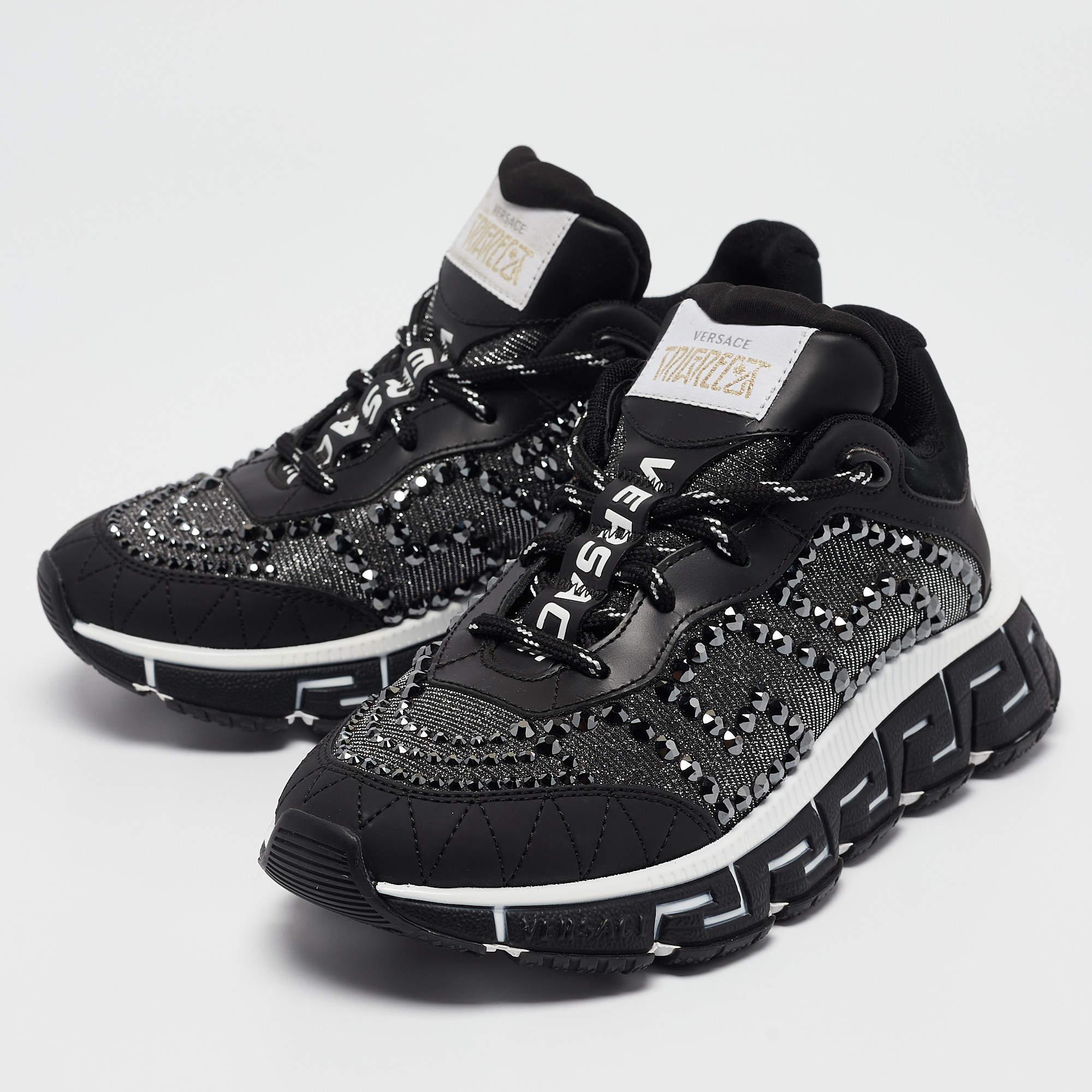 Présentées dans une silhouette classique, ces baskets de créateur sont une combinaison parfaite de luxe, de confort et de style. Ces baskets sont conçues avec des détails signés et des semelles intérieures confortables.