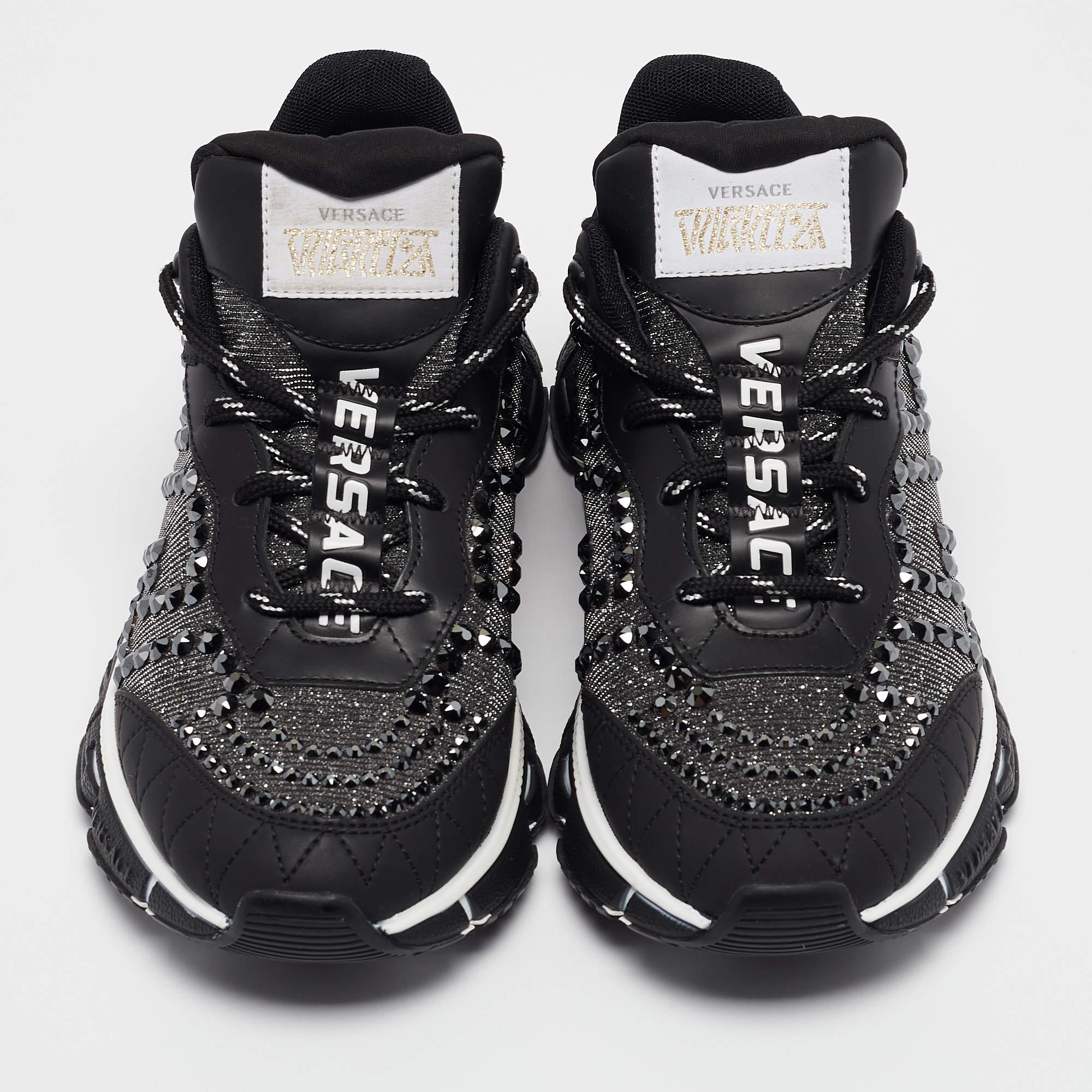 Noir Versace - Baskets à lacets en cuir noir Trigreca - Taille 35 en vente