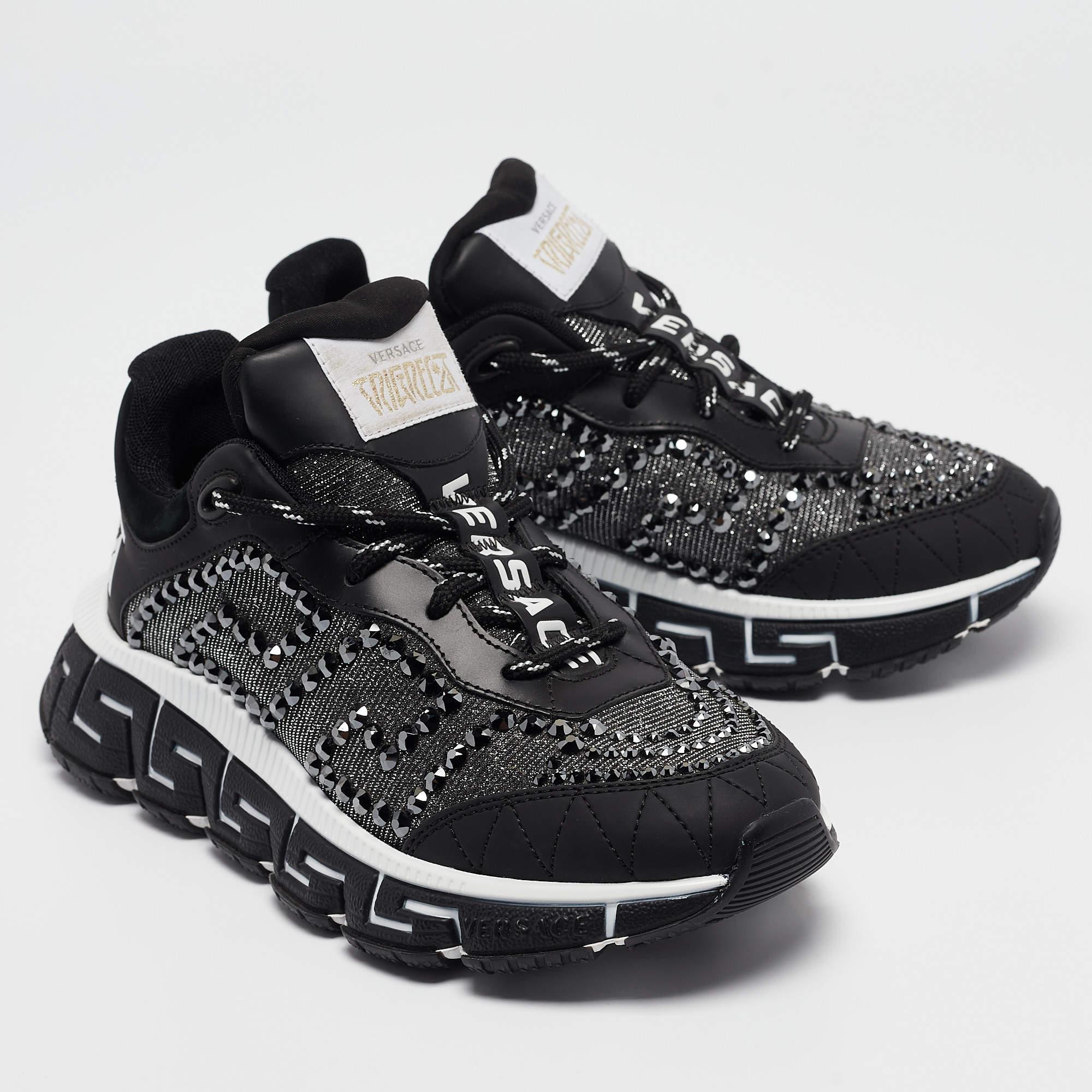 Versace - Baskets à lacets en cuir noir Trigreca - Taille 35 Neuf - En vente à Dubai, Al Qouz 2