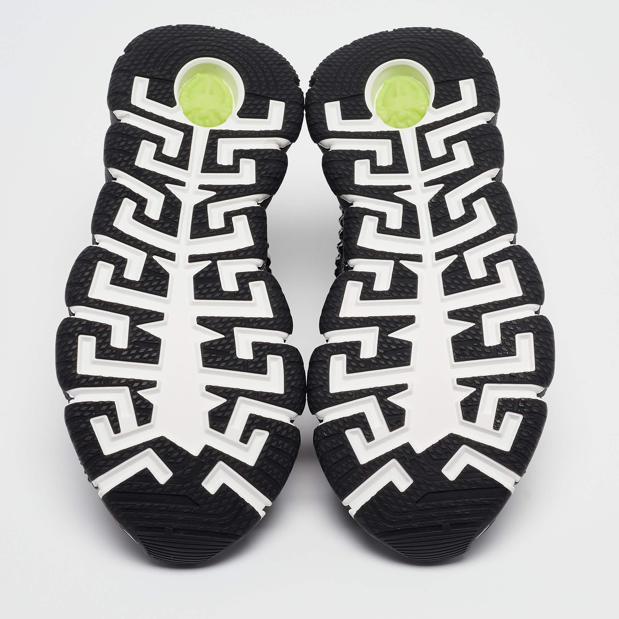 Versace - Baskets à lacets en cuir noir Trigreca - Taille 35 en vente 1