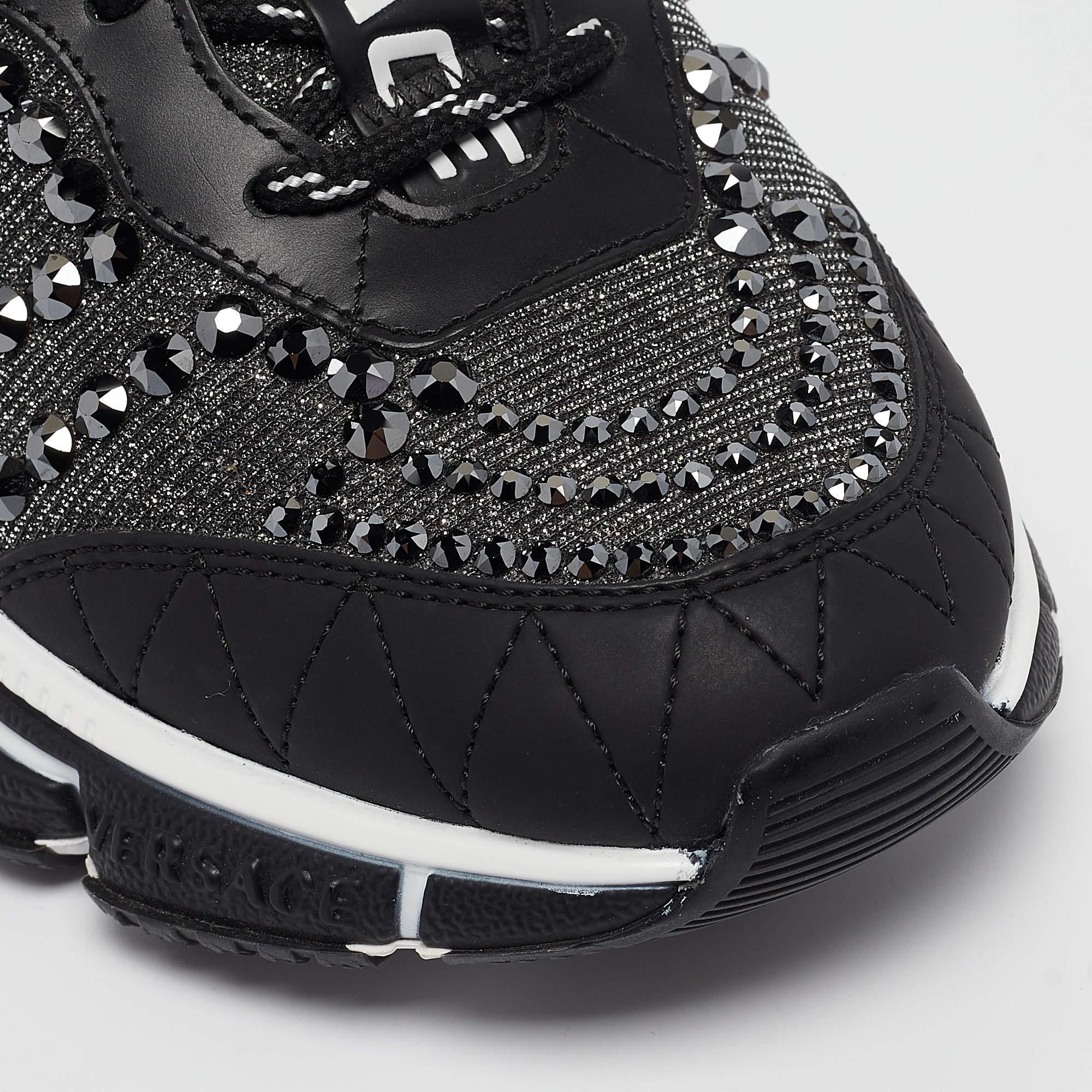 Versace - Baskets à lacets en cuir noir Trigreca - Taille 35 en vente 2