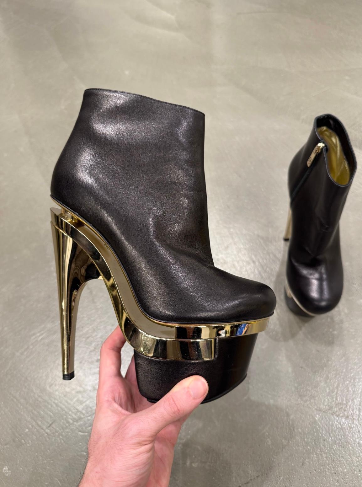 Nero Tacchi con triplo plateau in pelle nera di Versace. in vendita