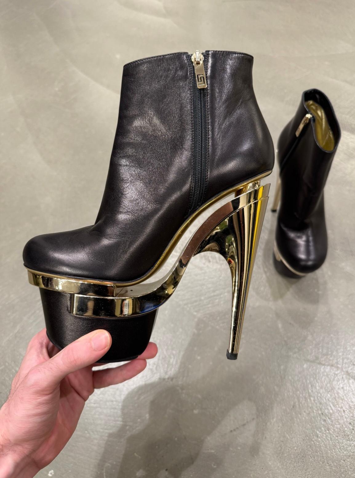 Tacchi con triplo plateau in pelle nera di Versace. In condizioni ottime in vendita a Milano, Lombardia