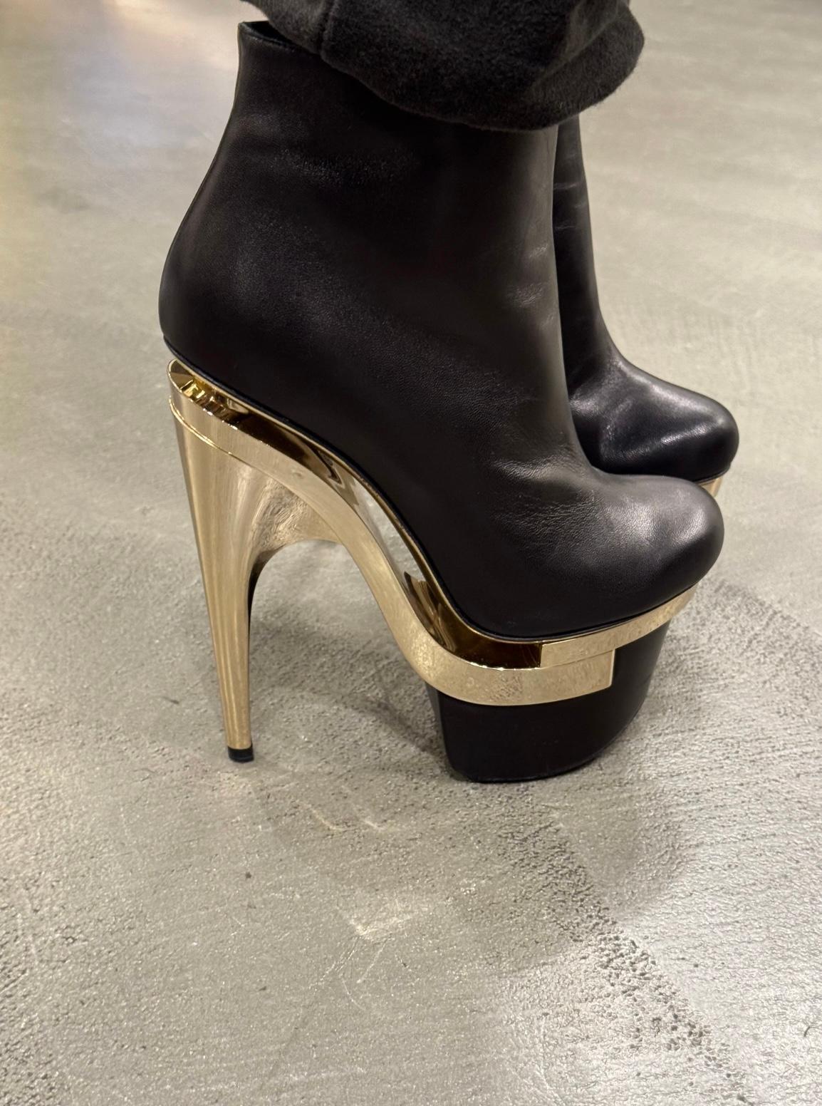 Donna Tacchi con triplo plateau in pelle nera di Versace. in vendita