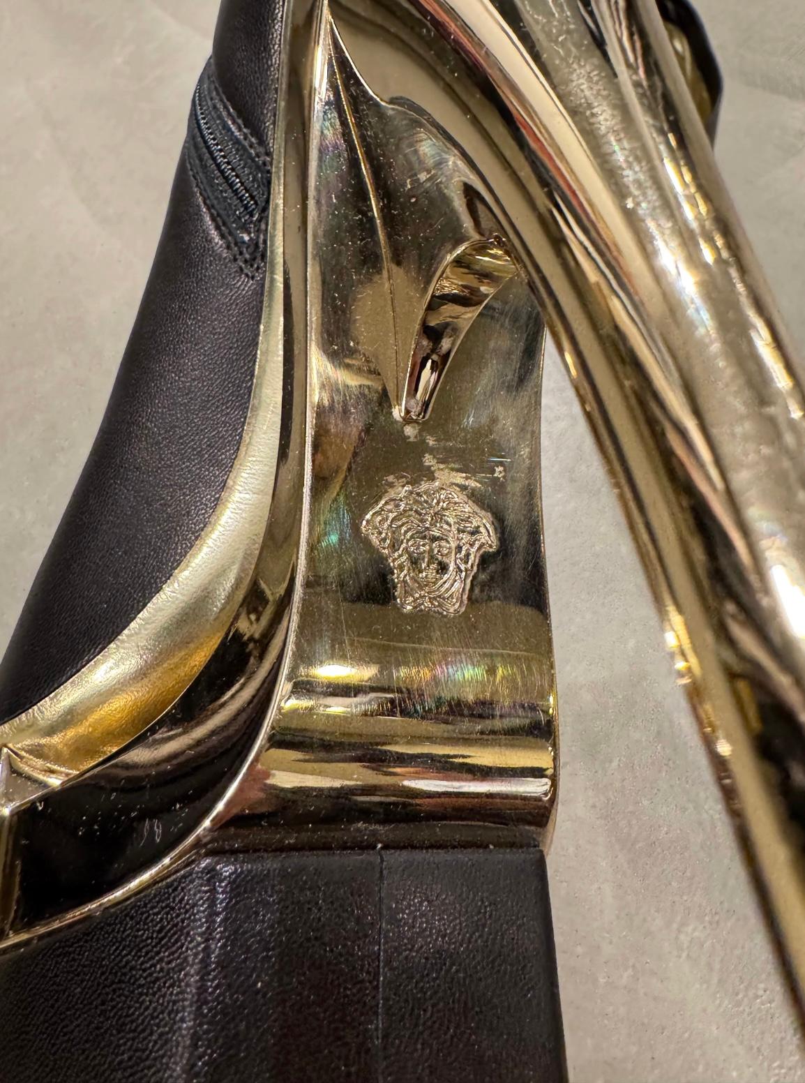 Tacchi con triplo plateau in pelle nera di Versace. in vendita 1