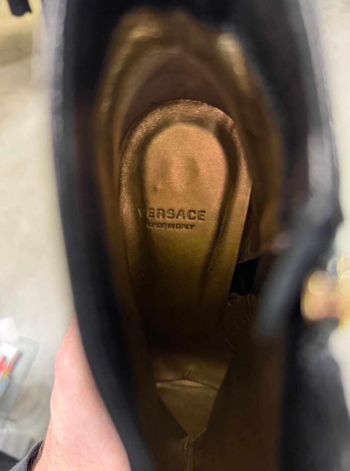 Tacchi con triplo plateau in pelle nera di Versace. in vendita 2