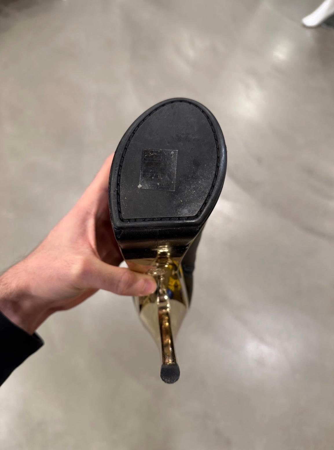 Tacchi con triplo plateau in pelle nera di Versace. in vendita 3