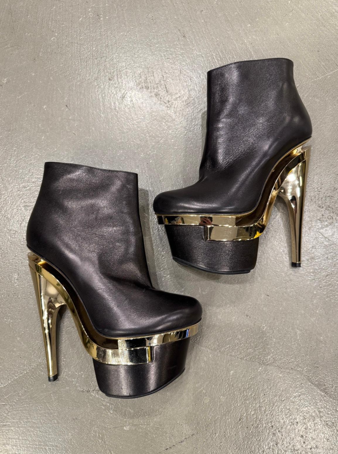 Tacchi con triplo plateau in pelle nera di Versace. in vendita 4