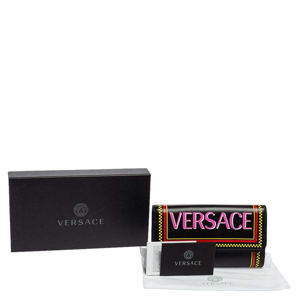 This Versace wallet is an immaculate balance of sophistication and rational utility. It has been designed using prime quality materials and is elevated by a sleek finish. The creation is equipped with ample space for your monetary essentials.


