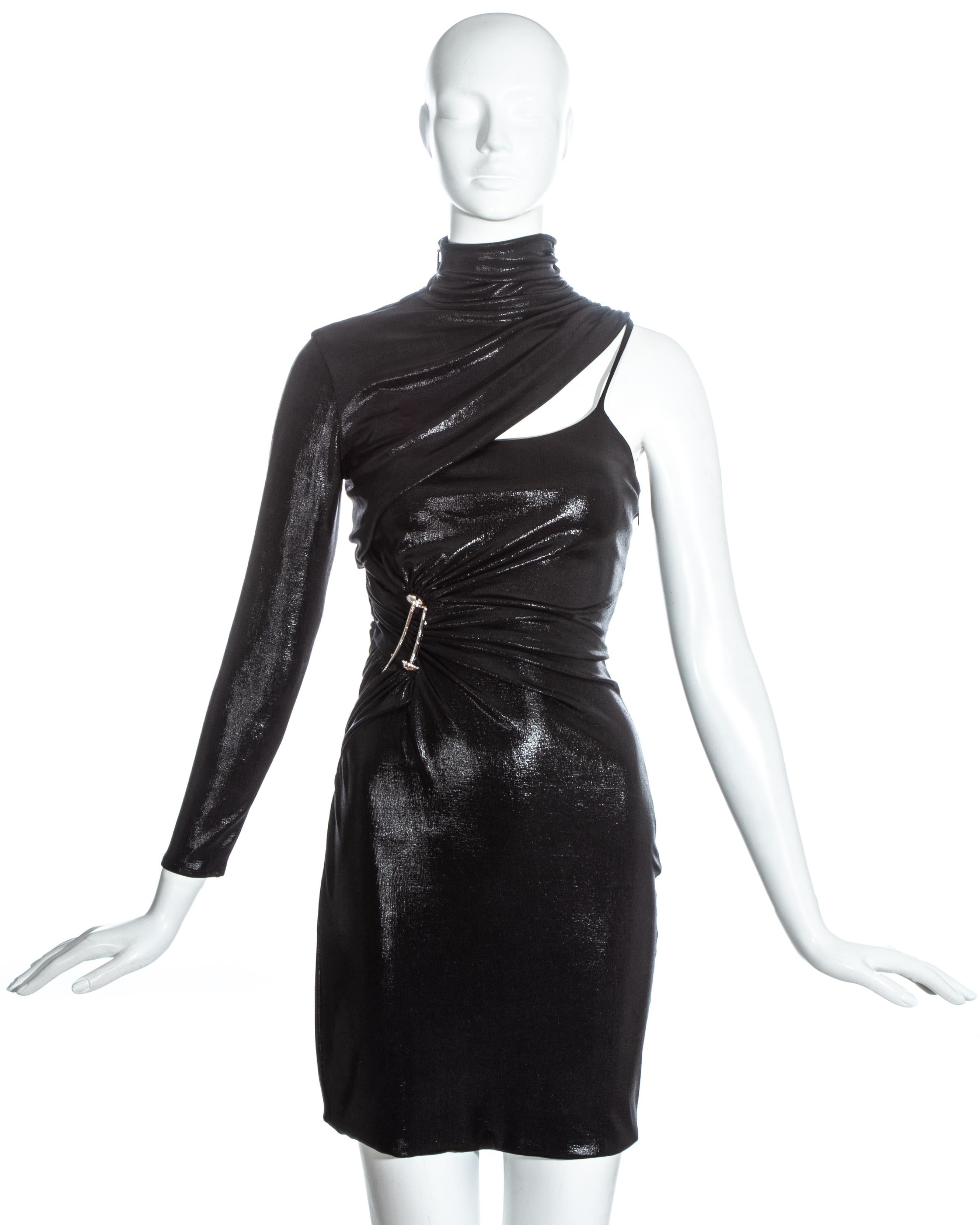 Robe à une manche en jersey liquide noir Versace avec de grandes broches en métal.

Automne-Hiver 2013
