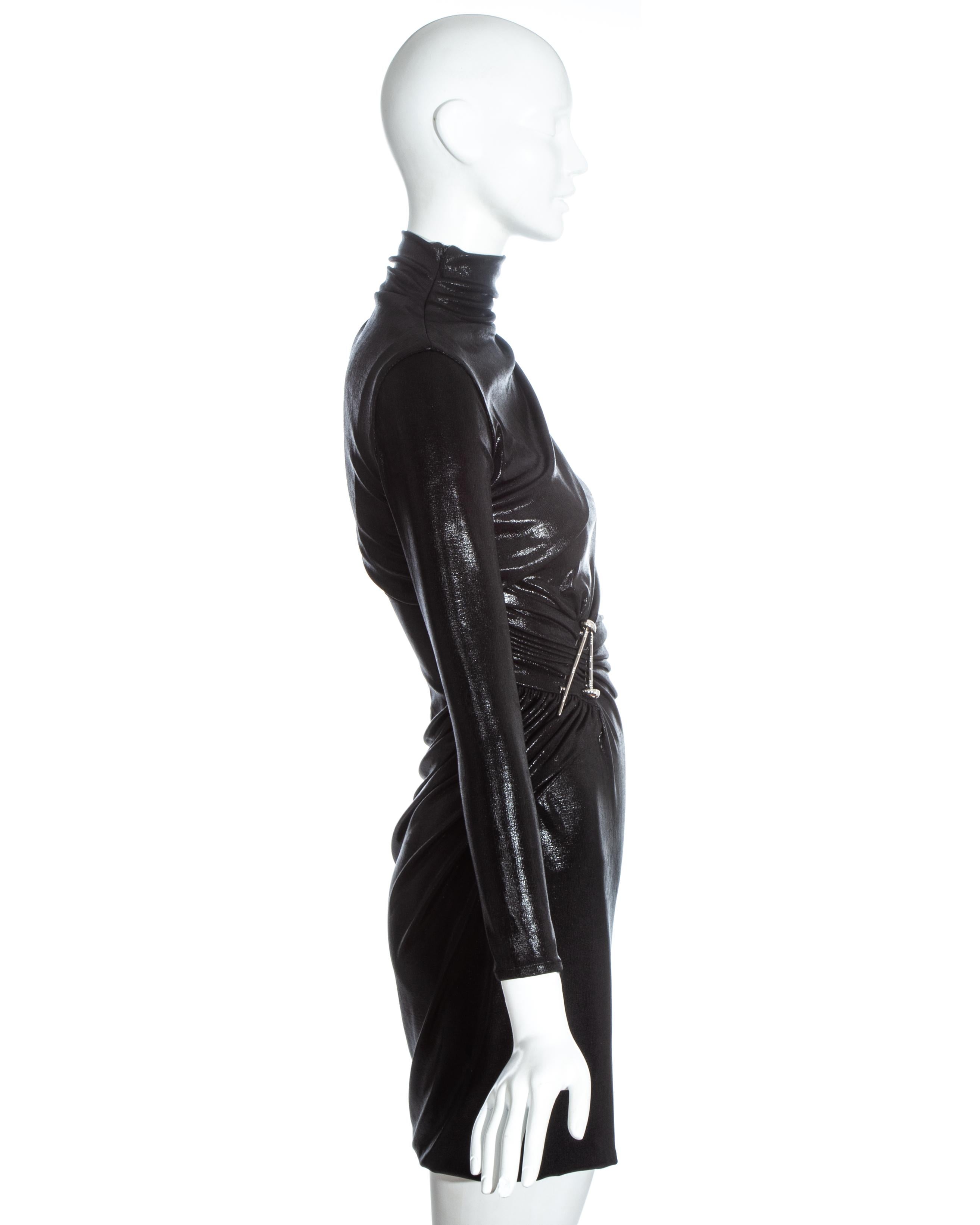 Versace - Robe à une manche en jersey liquide noir avec boulons métalliques, automne-hiver 2013 Pour femmes en vente