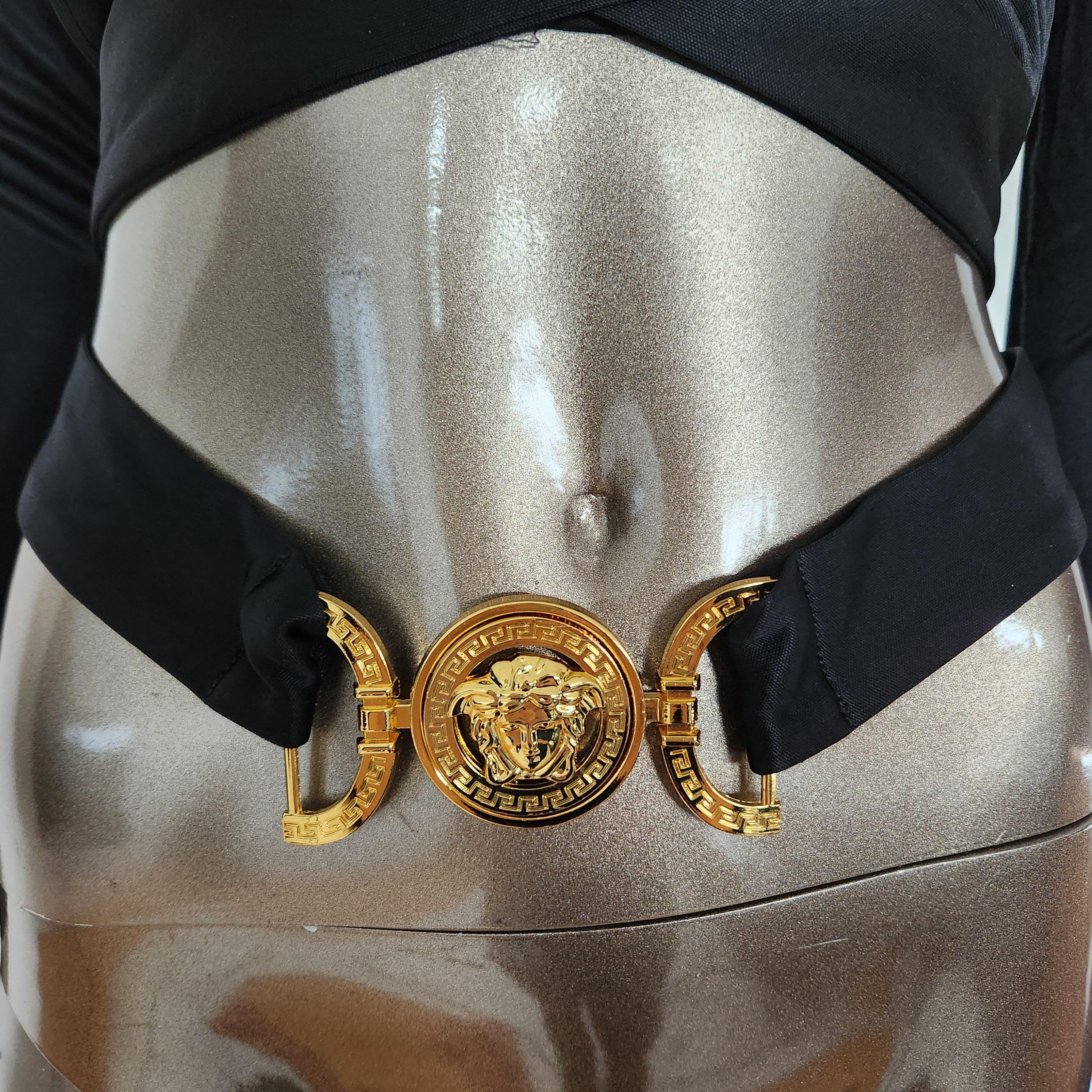 Nero Versace Top nero a maniche lunghe con cintura Medusa 38 in vendita